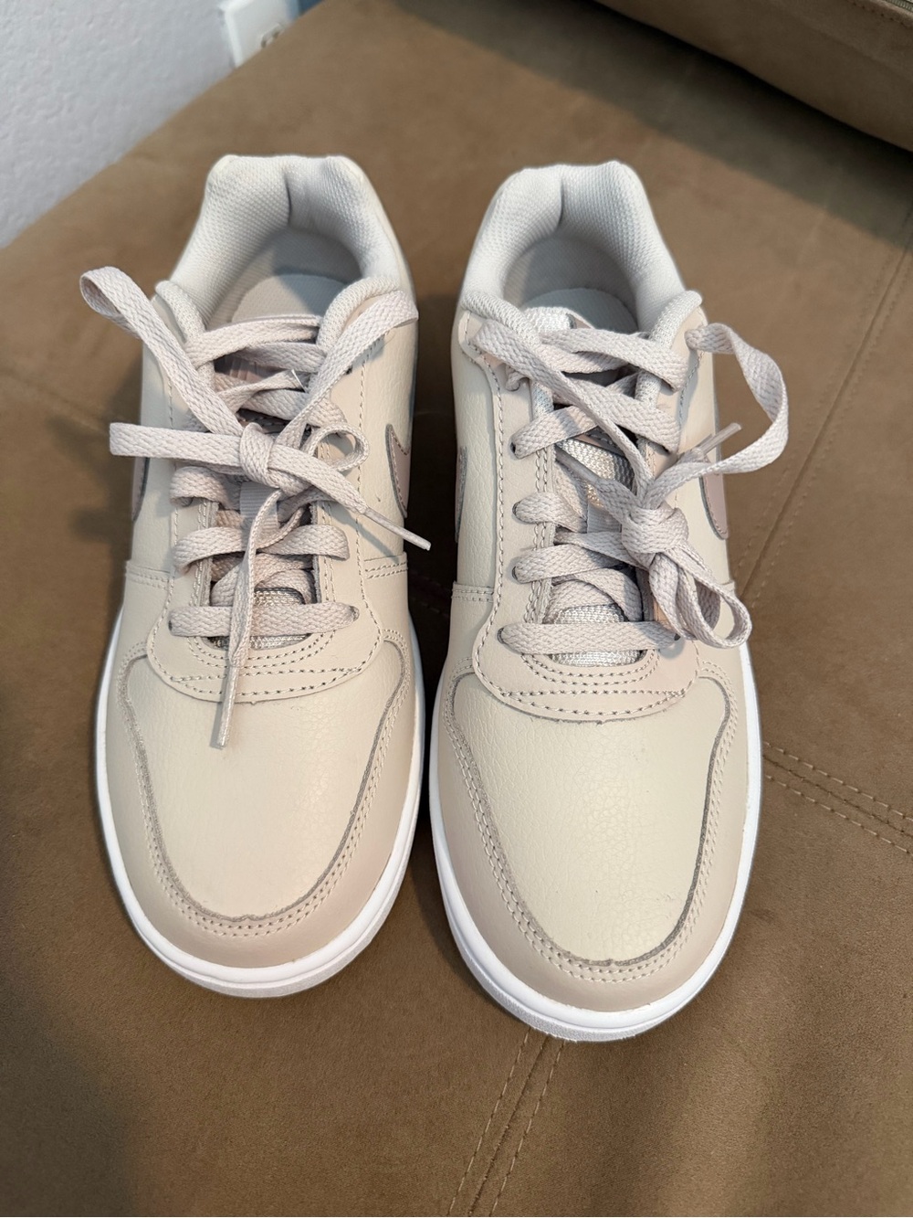 Nike Low-Top Sneakers in Light Beige and White